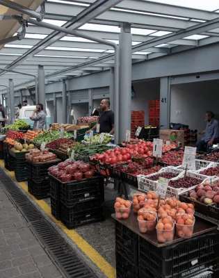Πάγκος με φρούτα σε λαϊκή αγορά 