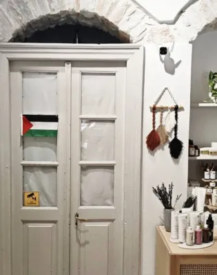 Καταγγελία για λεκτική επίθεση σε ιδιοκτήτρια καταστήματος επειδή είχε σημαία της Παλαιστίνης