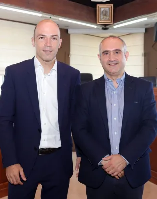 Ο αντιπρύτανης του ΠΑΠΕΙ Δημοσθένης Κυριαζής (αριστερά) και ο επ. καθηγητής Ανδρέας Μενύχτας