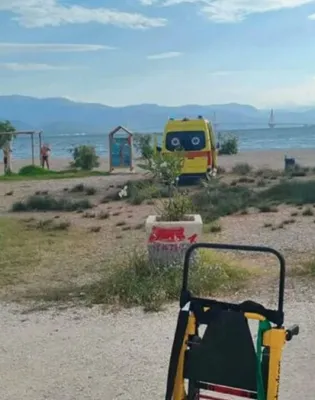 Η παραλία της Πάτρα με διασώστες του ΕΚΑΒ για ηλικιωμένο που επιχείρησε να αυτοκτονήσει