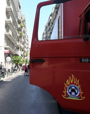 Όχημα της Πυροσβεστικής σε φωτιά σε διαμέρισμα στη Θεσσαλονίκη