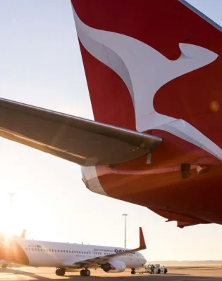 Αεροπλάνα της εταιρείας Qantas Airways σε αεροδρόμιο