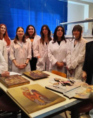 Σπουδαστές αναλαμβάνουν πολύτιμα ιερά κειμήλια