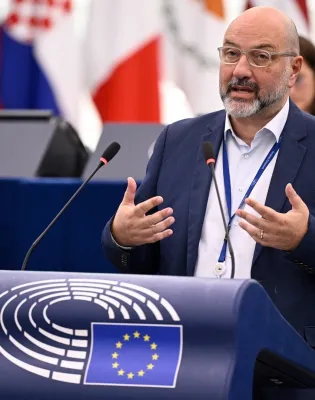 Σάκης Αρναούτογλου