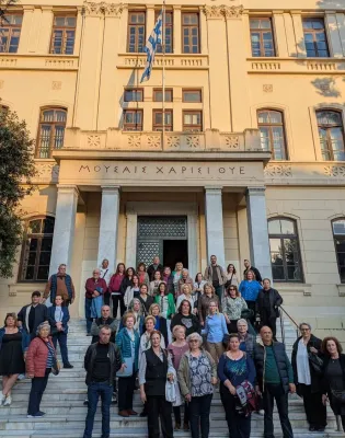 Οι φετινοί απόφοιτοι του Σχολείου Δεύτερης Ευκαιρίας Κατερίνης [Φωτογραφία: Χρυσαυγή Δριστά]