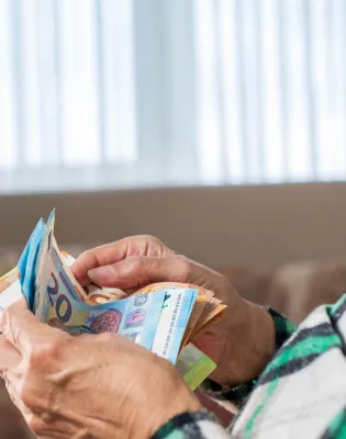 Συνταξιούχος μετράει τη σύνταξη του σε ευρώ