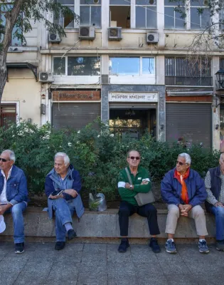 Συνταξιούχοι κάθονται σε πλατεία