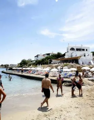 Εργαζόμενοι βρίσκονται στη θάλασσα με την άδεια τους για το καλοκαίρι και αφού έλαβαν το επίδομα αδείας