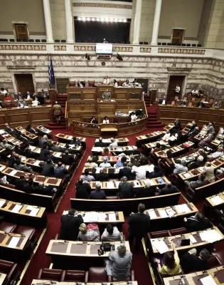Ξεκίνησε στη Βουλή η συζήτηση για τη Συνταγματική Αναθεώρηση