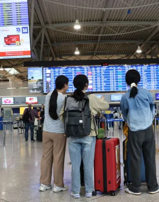 Επιβάτες με χειραποσκευές στο αεροδρόμιο Ελευθέριος Βενιζέλος