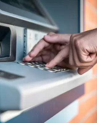 Άνδρας κάνει ανάληψη επίδομα από ATM