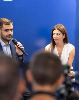 Ο υφυπουργός παρά τον πρωθυπουργό Παύλος Μαρινάκης και η Υπουργός Παιδείας Σοφία Ζαχαράκη