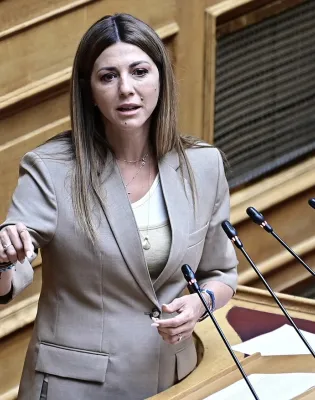 Η υπουργός Παιδείας Σοφία Ζαχαράκη στη Βουλή