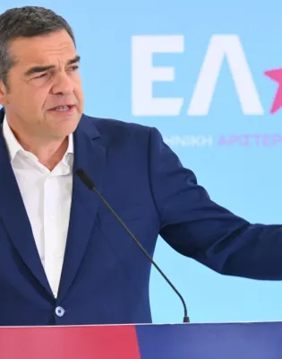 Ο Αλέξης Τσίπρας με φόντο λογότυπο της ΕΛΑΣ