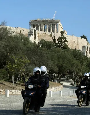 Αστυνομικοί της Ομάδας Δίας επάνω σε μηχανές κάτω από την Ακρόπολη