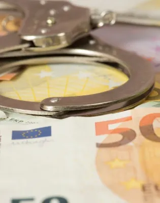 Χαρτονομίσματα ευρώ μαζί με χειροπέδες
