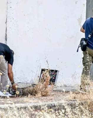 Αστυνομικοί στο σημείο που έπεσε νεκρός ο Θοδωρής στο Άργος από σφαίρες αστυνομικών
