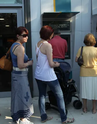 Μηχάνημα ATM τράπεζας στην οποία γονείς πάνε για επίδομα ΟΠΕΚΑ