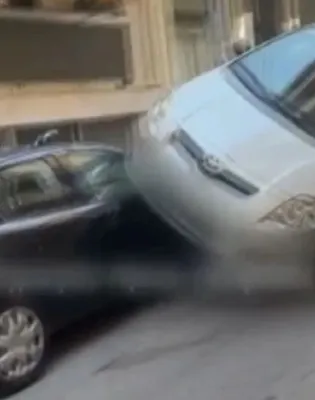 Παρκάρισμα πάνω σε αυτοκίνητο