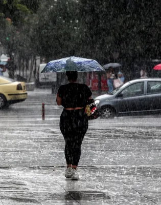 Έρχονται καταιγίδες και χαλάζι: Τι ώρα θα βρέξει σήμερα στην Αττική