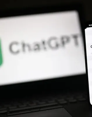 Υπολογιστής και κινητό που δείχνουν το λογότυπο του ChatGPT