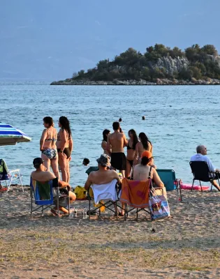 Άνθρωποι κάνουν μπάνιο στη θάλασσα το καλοκαίρι αφού πήραν το voucher στο πρόγραμμα Τουρισμός για όλους 2026