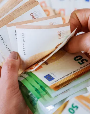 Ανδρικά χέρια μετράνε το εφάπαξ σε χρήματα