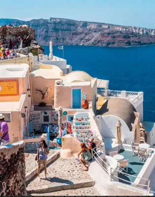 Τουρίστες βγάζουν φωτογραφίες στη Σαντορίνη
