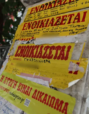 Αγγελίες ενοικίασης κατοικιών και γκαρσονιέρων κολλημένες σε κολόνα, σε άρθρο για τις τιμές των φοιτητικών ενοικίων στην Αθήνα