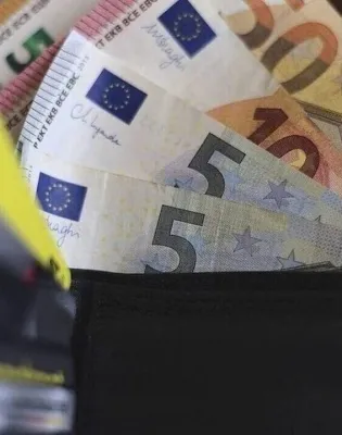Πορτοφόλι με χαρτονομίσματα ευρώ