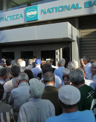 Κόσμος έξω από την Εθνική Τράπεζα