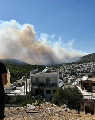 Καπνός από τη φωτιά στο Χαϊδάρι