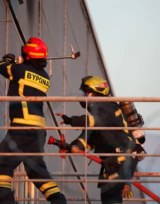 Πυροσβέστες σβήνουν τη φωτιά στο θέατρο Μπάντμιντον 