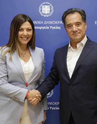 Ο υπουργός Υγείας Άδωνις Γεωργιάδης και η υπουργός Παιδείας Σοφία Ζαχαράκη
