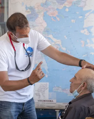 Γιατρός σε ακριτικό νησί εξετάζει ηλικιωμένο πολίτη