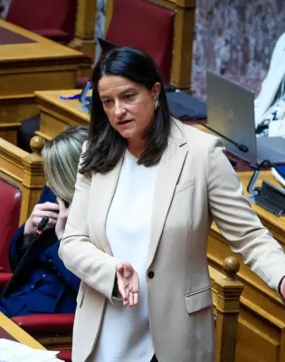 Η υπουργός Εργασίας Νίκη Κεραμέως