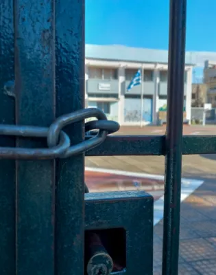 Κλειστό σχολείο με λουκέτο