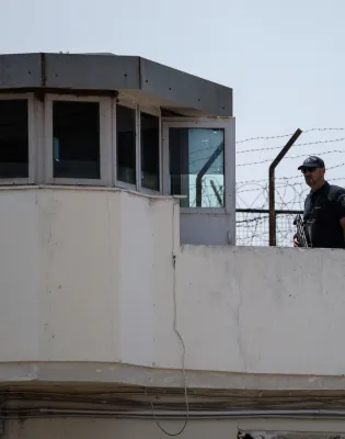 Φρουρός σε παρατηρητήριο στις φυλακές Κορυδαλλού 