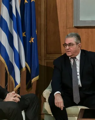 Ο Κυριάκος Μητσοτάκης και ο Δημήτρης Κουτσούμπας
