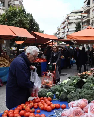 Συνταξιούχοι στη λαική αγορά 