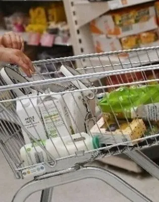 Γυναίκα ψωνίζει με καρότσι σε σούπερ μάρκετ αφού πήρε το voucher Market Pass