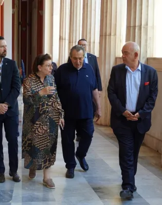 μενδώνη στο εμπ