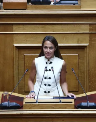 Η υπουργός Κοινωνικής Συνοχής Δόμνα Μιχαηλίδου στη Βουλή