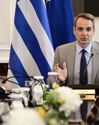 Ο πρωθυπουργός Κυριάκος Μητσοτάκης μιλάει σε υπουργούς στο Υπουργικό Συμβούλιο