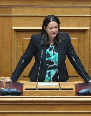 Η υπουργός Εργασίας Νίκη Κεραμέως στη Βουλή