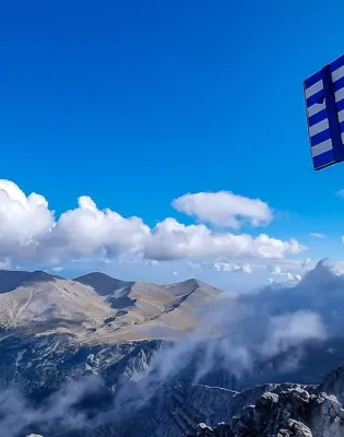 Το βουνό Όλυμπος με ελληνική σημαία