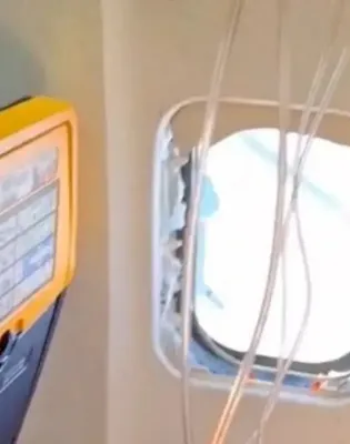 Το σπασμένο παράθυρο σε πτήση της RyanAir από τη Θεσσαλονίκη