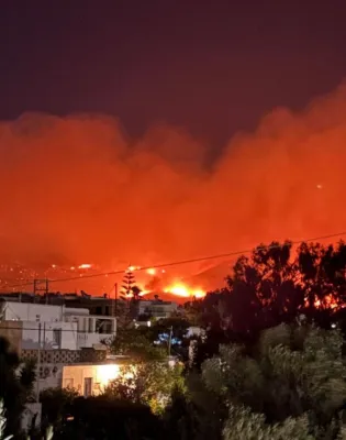 Σε εξέλιξη η φωτιά στην Πάρο
