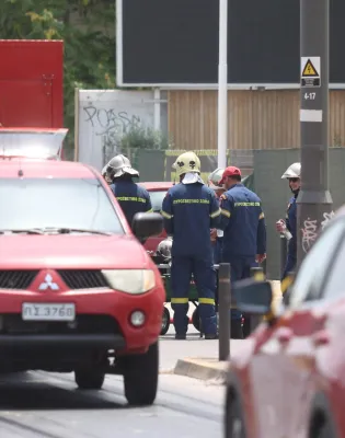 Πυροσβεστική στο σημείο της διαρροής αερίου στον Πειραιά