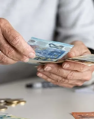 Συνταξιούχος μετράει ευρώ αφού πήρε τη σύνταξη Αυγούστου 2026